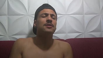 Se Masturbando Com Um Copo