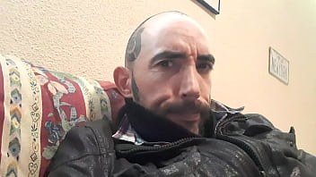 Y Sigue Tocándose Los Huevos. Gay Español.