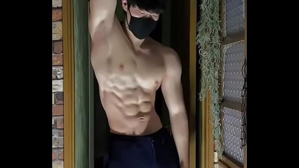 Hombre Asiático Mamadisimo