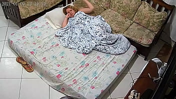 Flagrei Melissa Alecxander Batendo Uma Siririca Debaixo Da Coberta