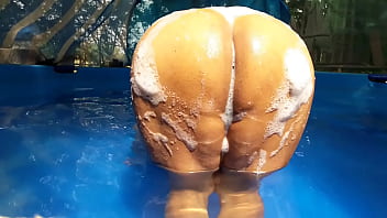 Mi Cola Suave Llena De Espuma Blanca Moviendose En La Pileta