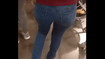 Culona En Centro Comercial