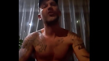 Norik Chante De Manière Sexy Sa Chanson Do It, Show Me