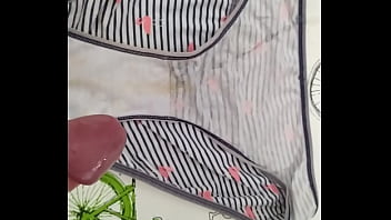 Corrida En Bragas De Mi Vecina 32 (vuelvo A Oler Su Coño)