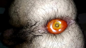 Enfiando Um Tomate Enorme No Meu Cuzinho Peludo