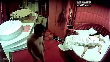 情趣酒店水滴摄像头盗拍猥琐中年和长发高挑美女开房啪啪玩的花样还挺多的