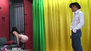 Sklavin Muss Benutzt Werden Von Einem Master In Cowboy Uniform Subslave Folter Und Nackthaltung Von Devoter Frau