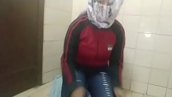 Arabian Muslim العربية الجنس أمي Masturbates Squirting Pussy On Live Webcam Instead Of Praying_