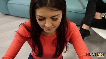 Hunt4k. Chick Da Una Mamada Y Monta Una Polla Para Conseguir Las Llaves Del Nuevo Vehículo
