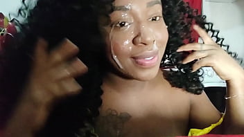 Tomando Banho Depois De Receber Uma Bela Gozada Na Cara.