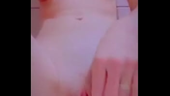 Novinha Se Acabando Na Siririca. Enfiou O Consolo Grosso Na Bucetinha