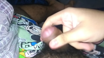 Batendo Com As Ponta Do Dedo E Gozando