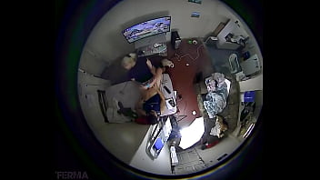 Corno Instala C_mera De Segurança E Descobre O Que Sua Esposa Faz Enquanto Ele Sai