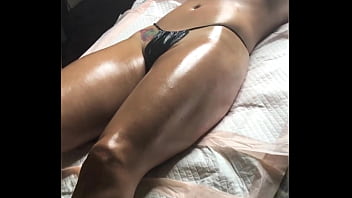 Grabando A Paciente Antes Y Después De Su Masaje Ya Con El Cuerpo Aceitado.