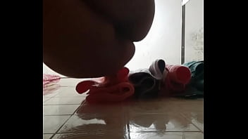 Tirando A Roupa No Banheiro - cachorra, pelada, gorda, bunduda, banheiro, vazou, whatsapp - Video 2037641