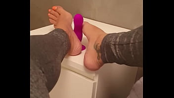 Footjob Sur Un Sextoy Par Une Française Du Sud
