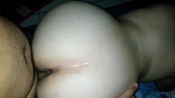 Amaciando O Cuzinho Da Minha Mulher