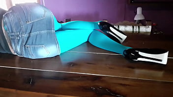 Laura On Heels Amateur 2021 Wearing Sexy Pantyhose And High Heels On A Table