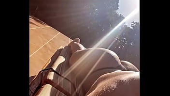 Ana Puta Rabuda Tomando Sol