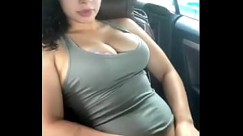 Alguem Sabe O Nome Dela? - public, gostosa, morena, carro, bucetuda, big-pussy, ao-ar-livre, tirando-a-roupa-no-carro, mostrand - Video 2222165