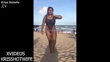 Kriss Hotwife Se Exibindo Com Mai_ Transparente Na Praia De Salvador