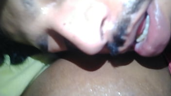 Lambendo O Cuzinho Da Pretinha