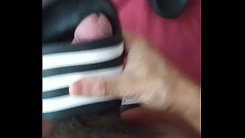 Gozando No Chinelo Adidas Pé Esquerdo