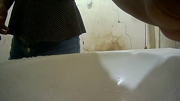 Mijando No Banheiro En Pe