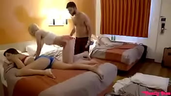 Deux Coquines Et Un Coquin