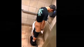 Dotado Aliviando No Banheiro Da Academia