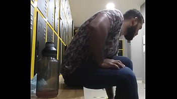 Morbo En Las Duchas Del Gym