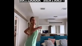 Ana Rebolando Cadela