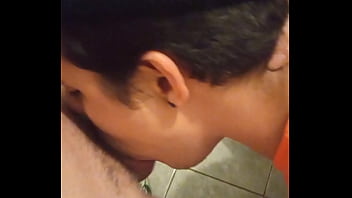 Mamo Tudo E Meti Até No Fundo Da Garganta!