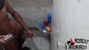 C_mera Escondida Flagra Novinho Da Rola Enorme Batendo Punheta Pra Hentai No Banho