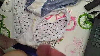 Corrida De Un Colega Y Yo En Las Bragas De Su Mujer Y La Mia