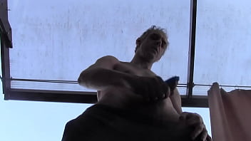 Mi Sego E Sborro Molto Sul Balcone Di Un_amica Troia Che Mi Guarda!