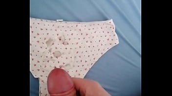 Для жены кончаю на твои трусы