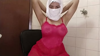 Sexy Arabian Bi Slut Masturbate Squirting Pussy In Niqab On Webcam