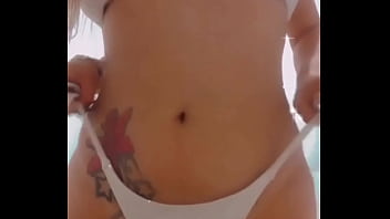 Loira Se Exibe Em Praia De Ipanema Rio De Janeiro