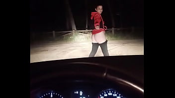 Me Enseña Todos Sus Agujeros En El Campo De Noche!!