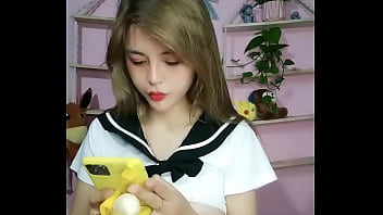 卡哇伊长相甜美青春嫩妹腰细胸大诱惑，撩起衣服露大白美乳，性感短裙揉搓嫩穴掰开，翘起美臀扭动非常诱人