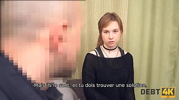 Debt4k. Jolie Jeune Fille Avec Un Tour De Cou Satisfait Le Boner Du Collecteur De Dettes