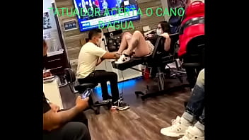 Mulher Goza Fazendo Tatuagem Na Buceta