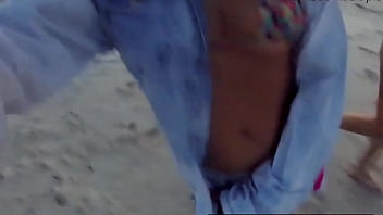 Duas Safadas Na Praia De Nudismo Aprontando Todas - Lady Milf - Pernocas