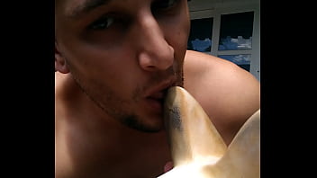 __edinho Brusque Lambendo Uma Estátua__