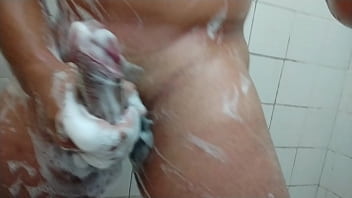 Aquele Banho Gostoso - banho, punheta, gostoso, soloboy, pau-duro - Video 2194458