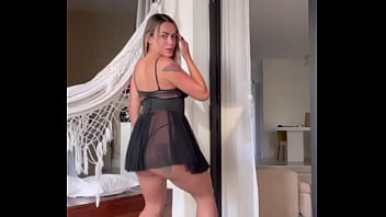 Emily Narizinho De Lingerie Na Varanda Do Prédio De Pau Duro