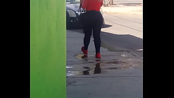 Mamazota De Culo Grande Caminando..