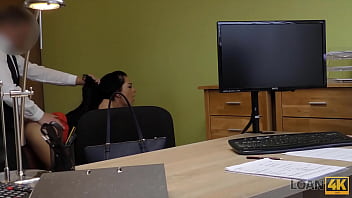 Loan4k. Empleado Aventurero Atrae A Un Bombón Para Que Lo Monte En La Mesa