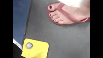 Pezinhos Da Loirinha De Havaianas No _nibus 5